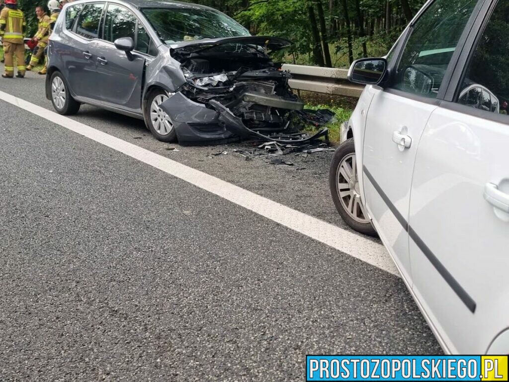 Wypadek dwóch osobówek na DK46 na drodze Opole-Ozimek w Dębskiej Kuźni.