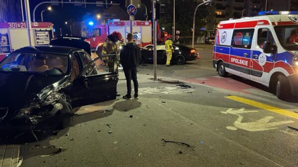 Wypadek na skrzyżowaniu w centrum Opola. Zderzenie bmw z audi.(Zdjęcia &Wideo)