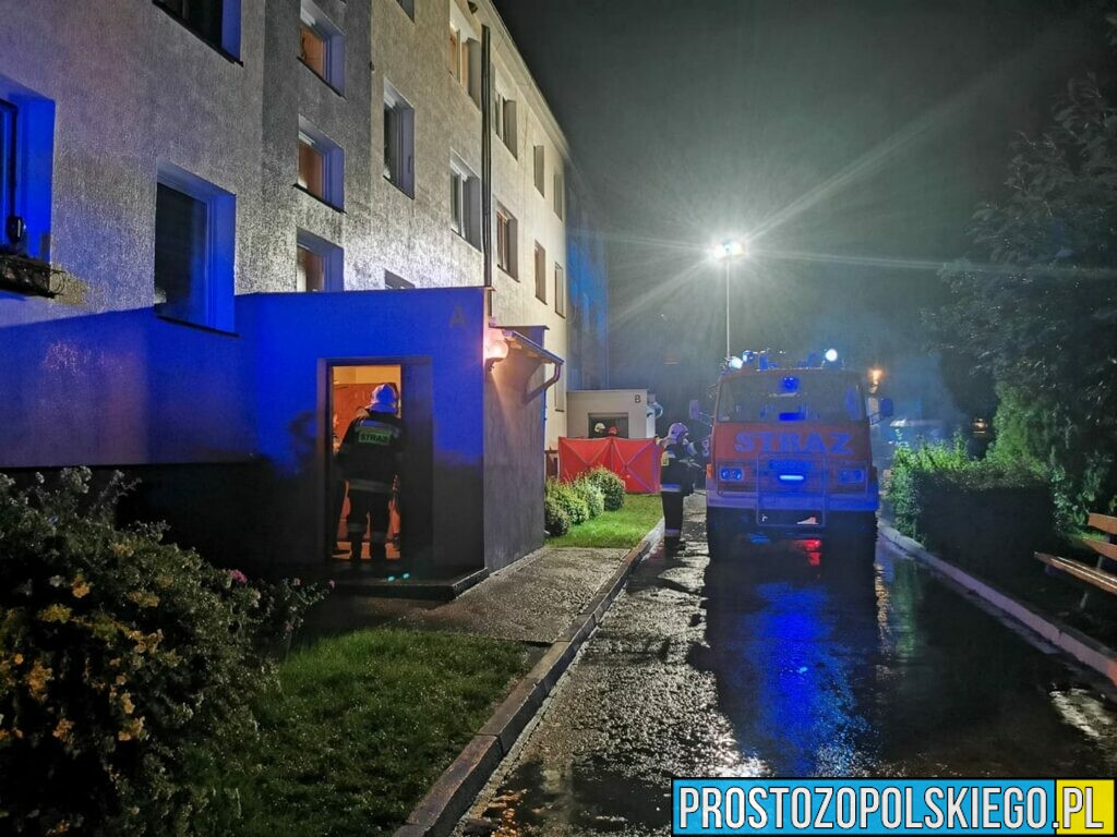 Tragiczny pożar mieszkania w Maciejowicach gminie Otmuchów. Nie żyję mężczyzna. Ewakuowano 16 mieszkańców.  