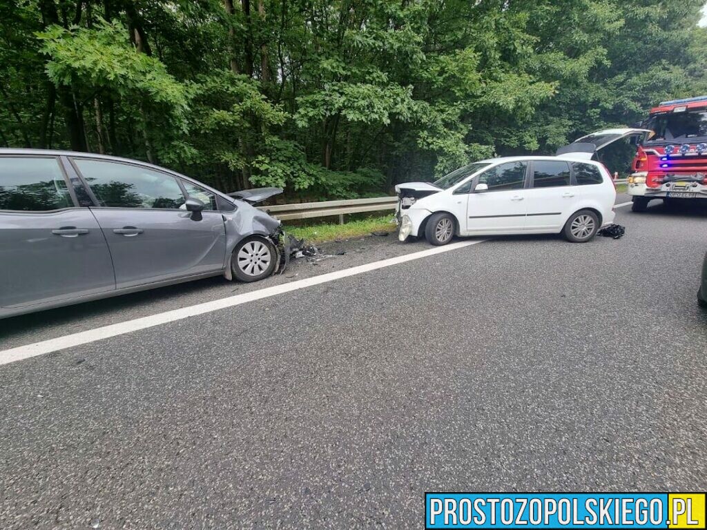 Wypadek dwóch osobówek na DK46 na drodze Opole-Ozimek w Dębskiej Kuźni.