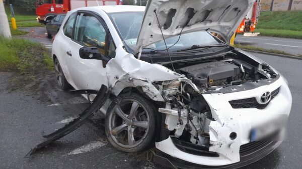 Wypadek w Nysie na skrzyżowaniu ulic Asnyka i Jagiellońskiej . Kierujący z Toyoty został zabrany w kajdankach na komendę policji.