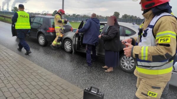 Zderzenie trzech samochodów na rondzie przy ul.Budowlanych Opole.(Zdjęcia)