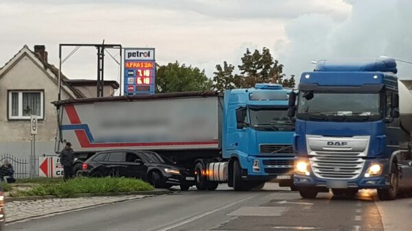 Zderzenie ciężarówki ze skodą na skrzyżowaniu w Opolu.(Zdjęcia)