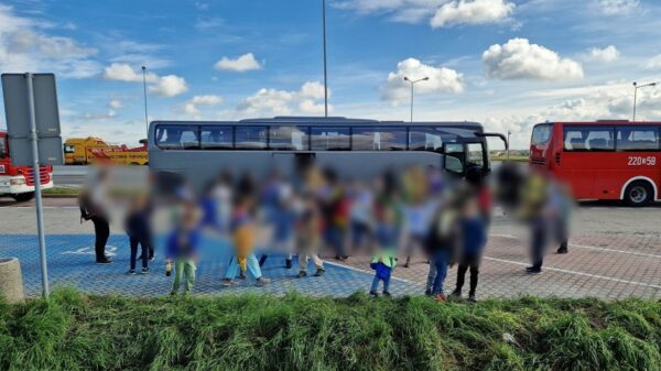 Wypadek na autostradzie A4. Ciężarówka wjechała w autobus, którym jechały dzieci. Na miejscu jest LPR.(Zdjęcia&Wideo)