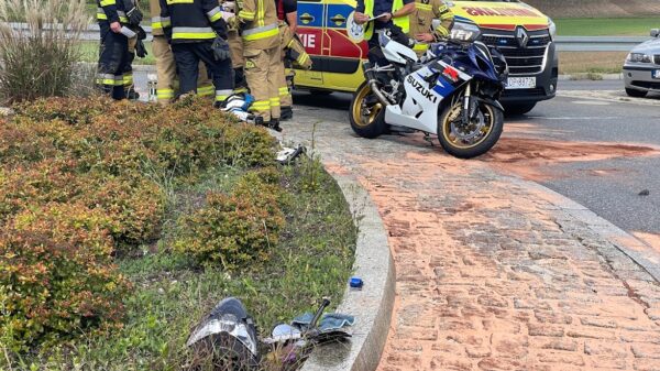 Wypadek motocyklisty na obwodnicy Czarnowąs.Ranna została 26-letnia pasażerka.(Zdjęcia)