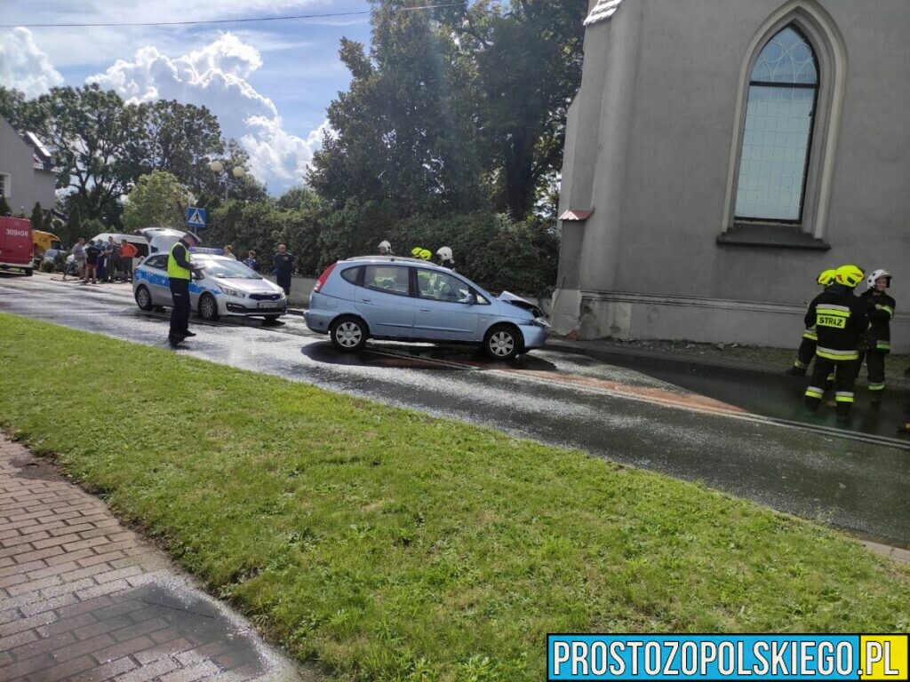 Wypadek w Dobrzeniu Wielkim. Kierująca chevroletem straciła panowanie nad pojazdem i uderzyła w mur kościoła.