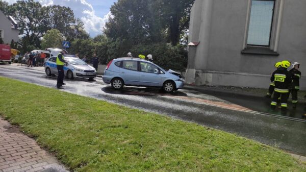 Wypadek w Dobrzeniu Wielkim. Kierująca chevroletem straciła panowanie nad pojazdem i uderzyła w mur kościoła.