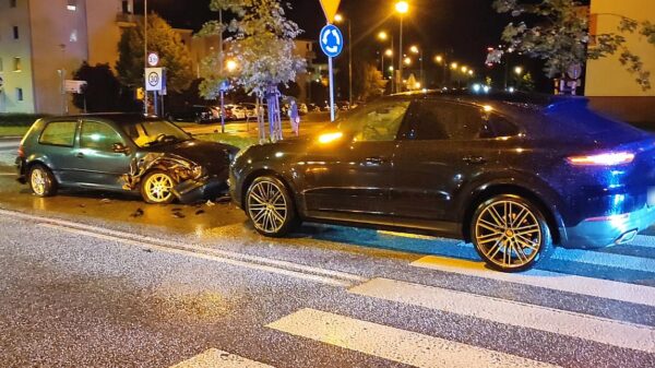 Zderzenie trzech pojazdów na Alei Solidarności w Opolu. Kierujący z golfa uciekł z miejsca. W aucie znaleziono puszki po alkoholu. (Zdjęcia)