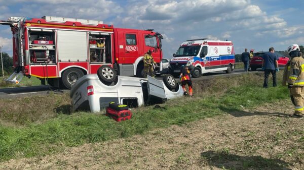 Dachowanie auta DW 385, pomiędzy Grodkowem a Kopicami. Na miejscu lądował LPR.(Zdjęcia)