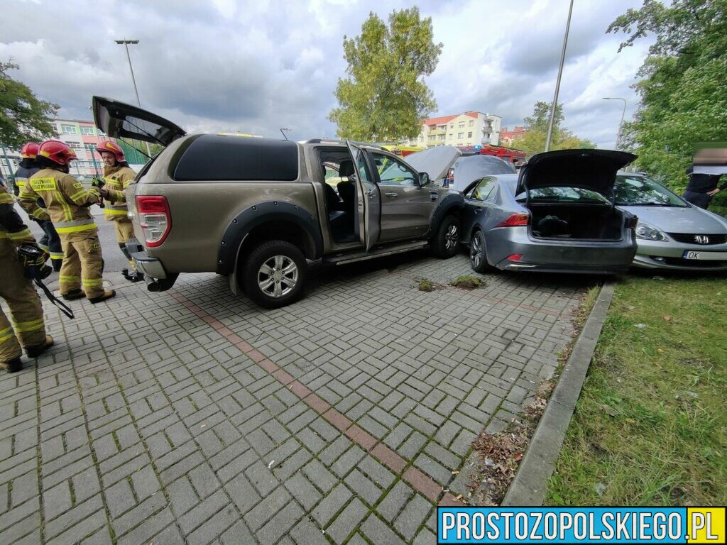 Kierujący fordem staranował kilka zaparkowanych samochodów w Kędzierzynie Koźlu. Kierowca został zabrany do szpitala.