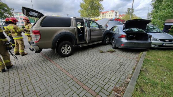 Kierujący fordem staranował kilka zaparkowanych samochodów w Kędzierzynie Koźlu. Kierowca został zabrany do szpitala.