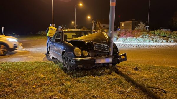 Kierujący mercedesem wjechał w latarnię i zbiegł z miejsca. Policja szuka kierowcy.(Zdjęcia&Wideo)