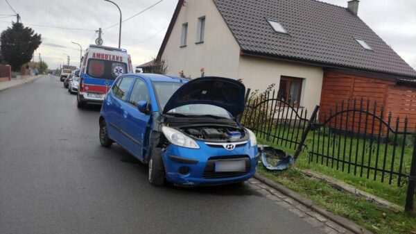 Kierujący autem wjechał w ogrodzenie na ul.Kwoczka w Opolu.(Wideo)