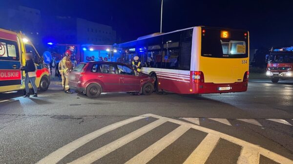 Wypadek z udziałem autobusu MZK. Dwie osoby zostały poszkodowane.(Zdjecia&Wideo)