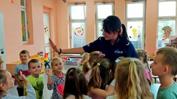 Policjanci uczestniczą w edukacji najmłodszych mieszkańców.