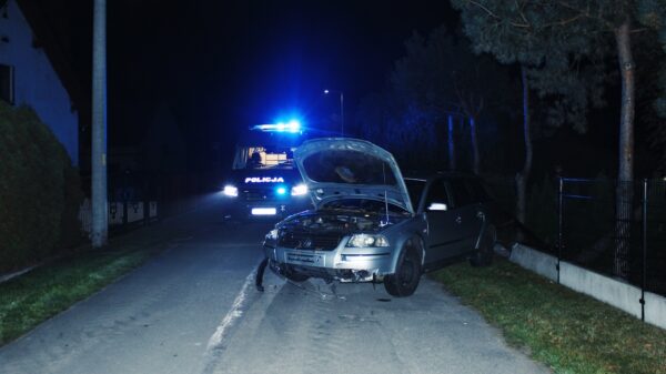 Kierujący autem 26-latek wjechał w ogrodzenie. Badanie alkomatem wykazało ponad promil.