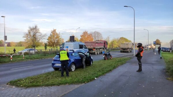 Zderzenie ciężarówki z samochodem egzaminacyjnym, który prowadził egzamin na prawo jazdy na motocykl.(Zdjęcia)