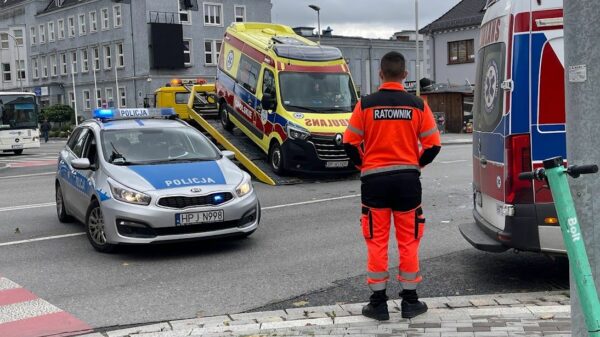 Wypadek na skrzyżowaniu w Opolu. Jadąca na sygnale karetka zderzyła się z volvo.(Zdjęcia&Wideo)