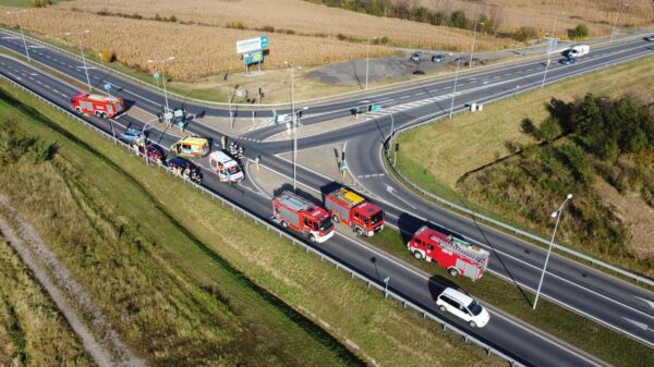 Wypadek na DK45 na wysokości Reńskiej Wsi. Trzy osoby trafiły do szpitala.