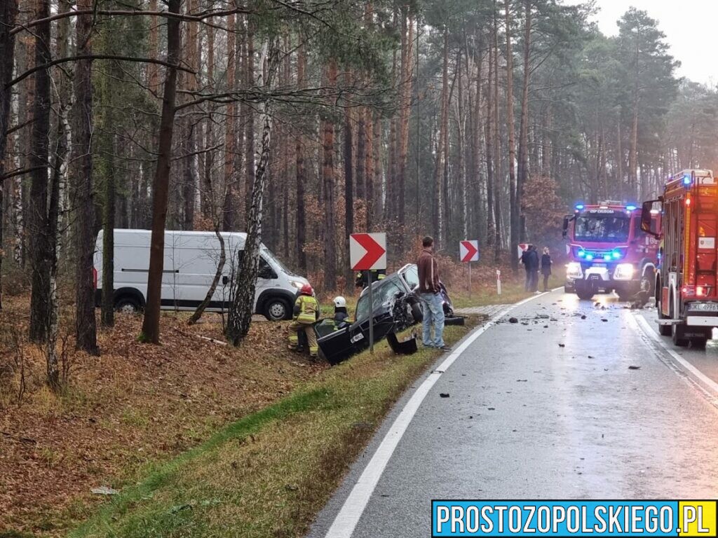 Wypadek w miejscowości Trzebiszyn. Zderzenie dwóch AUDI. Są osoby poszkodowane.