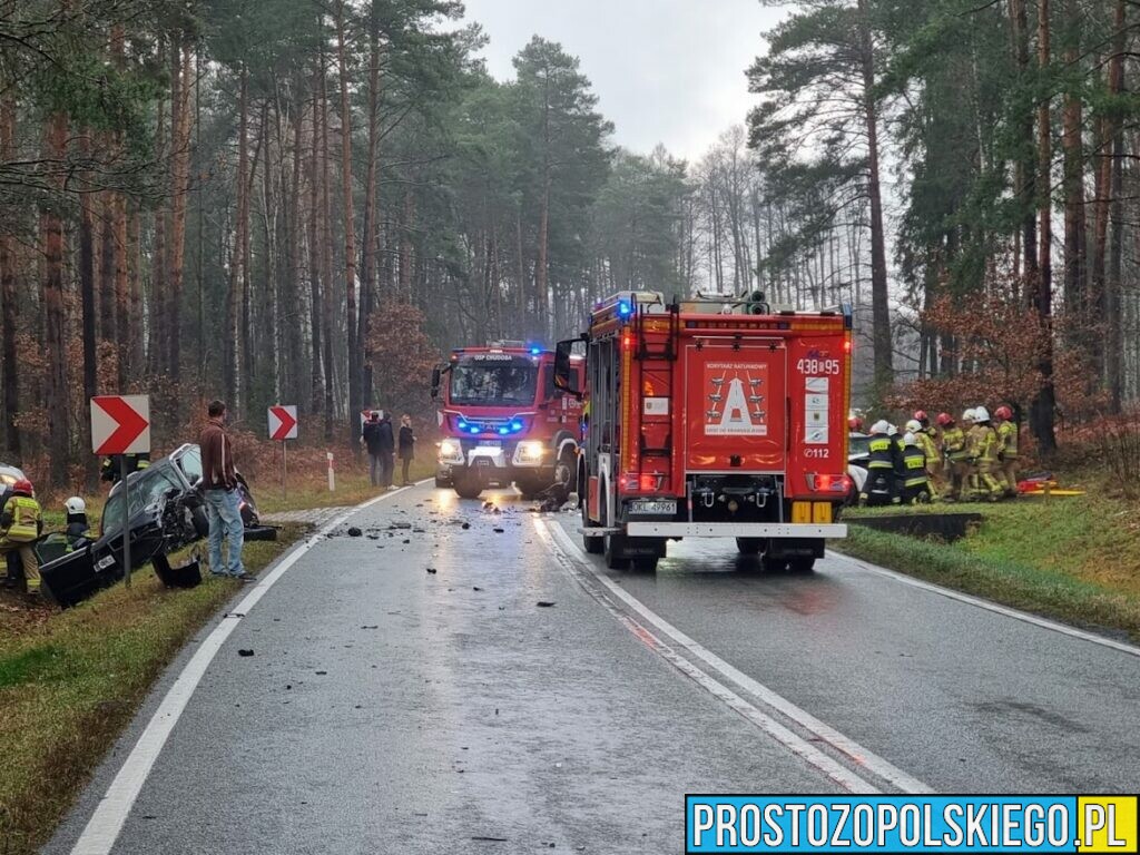 Wypadek w miejscowości Trzebiszyn. Zderzenie dwóch AUDI. Są osoby poszkodowane.