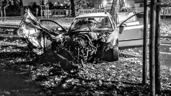 Nocny wypadek w Brzegu, 4 młode osoby trafiły do szpitala w tym 18-latek w stanie ciężkim.(Zdjęcia)