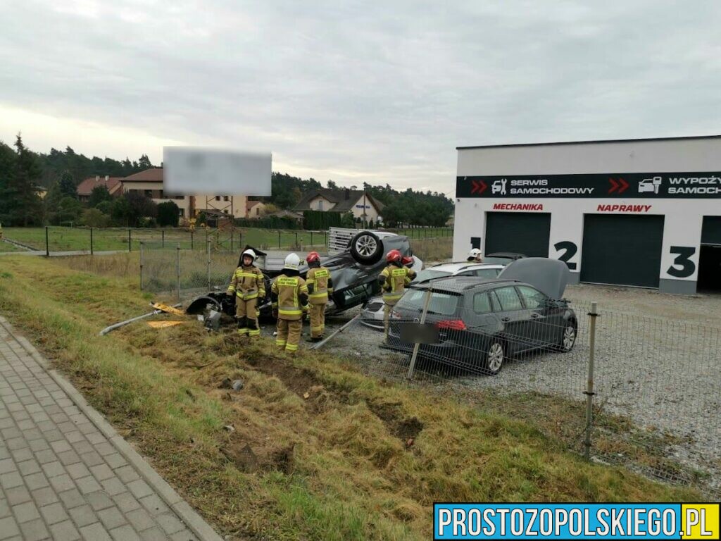 Wypadek w miejscowości Sucha. Samochód wylądował na dachu na parkingu, gdzie jest warsztat samochodowy.