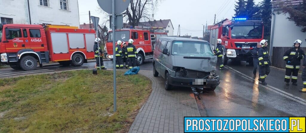 Wypadek w miejscowości Trzebiszyn. Zderzenie dwóch AUDI. Są osoby poszkodowane.