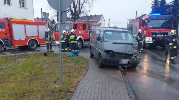 Wypadek w miejscowości Trzebiszyn. Zderzenie dwóch AUDI. Są osoby poszkodowane.