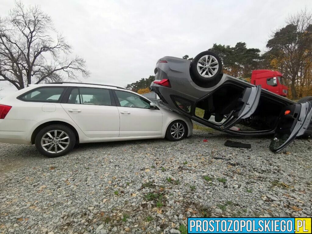 Wypadek w miejscowości Sucha. Samochód wylądował na dachu na parkingu, gdzie jest warsztat samochodowy.