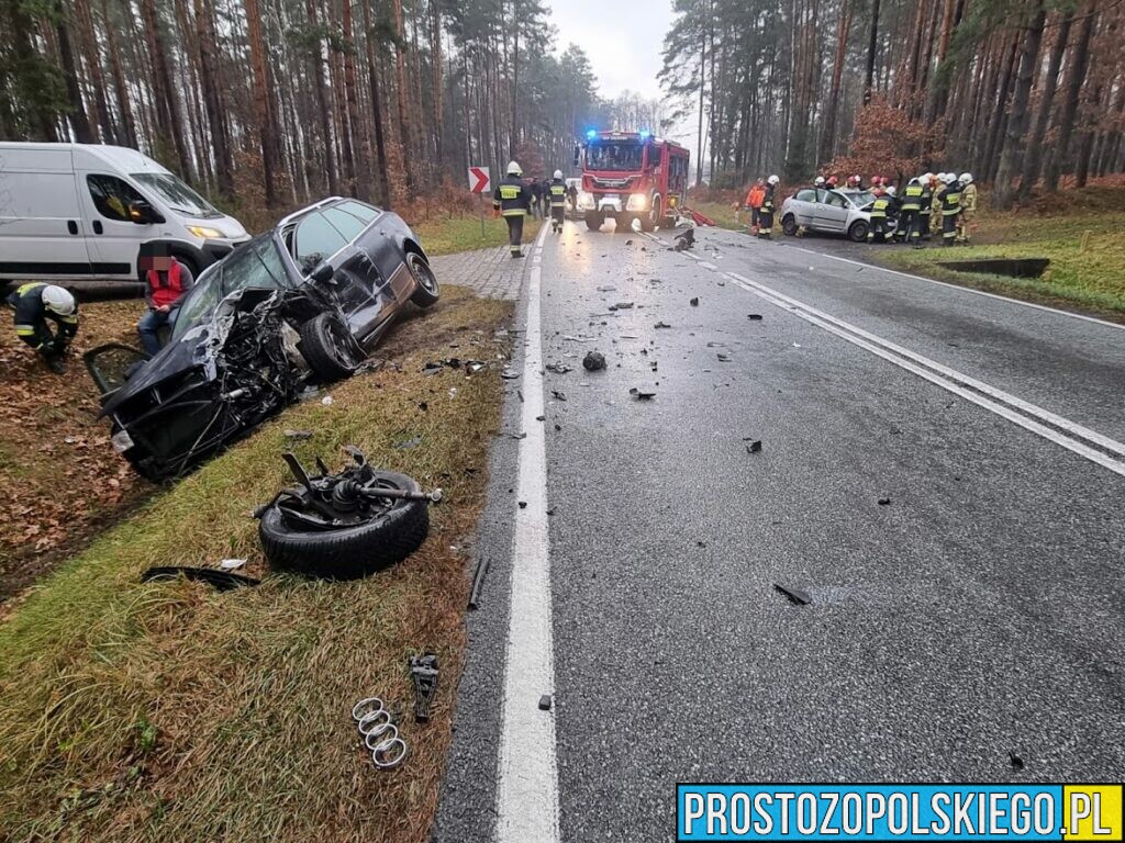 Wypadek w miejscowości Trzebiszyn. Zderzenie dwóch AUDI. Są osoby poszkodowane.