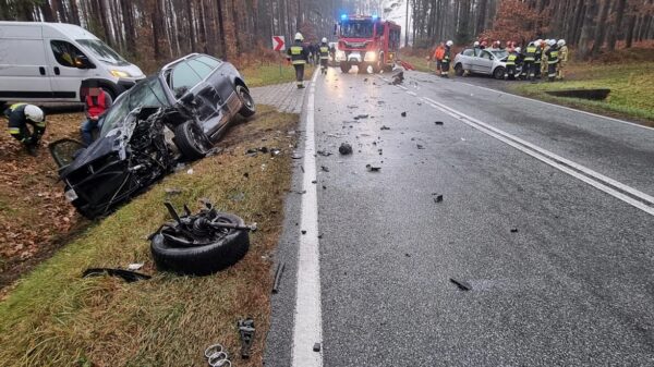 Wypadek w miejscowości Trzebiszyn. Zderzenie dwóch AUDI. Są osoby poszkodowane.