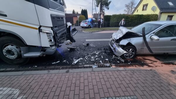 Mercedesem w Dobrzeniu Wielkim.Jedna osoba została poszkodowana.