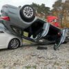 Wypadek w miejscowości Sucha. Samochód wylądował na dachu na parkingu, gdzie jest warsztat samochodowy.