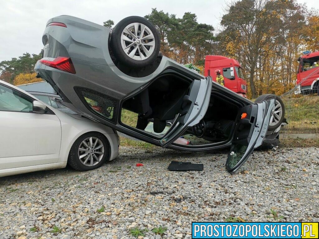 Wypadek w miejscowości Sucha. Samochód wylądował na dachu na parkingu, gdzie jest warsztat samochodowy.