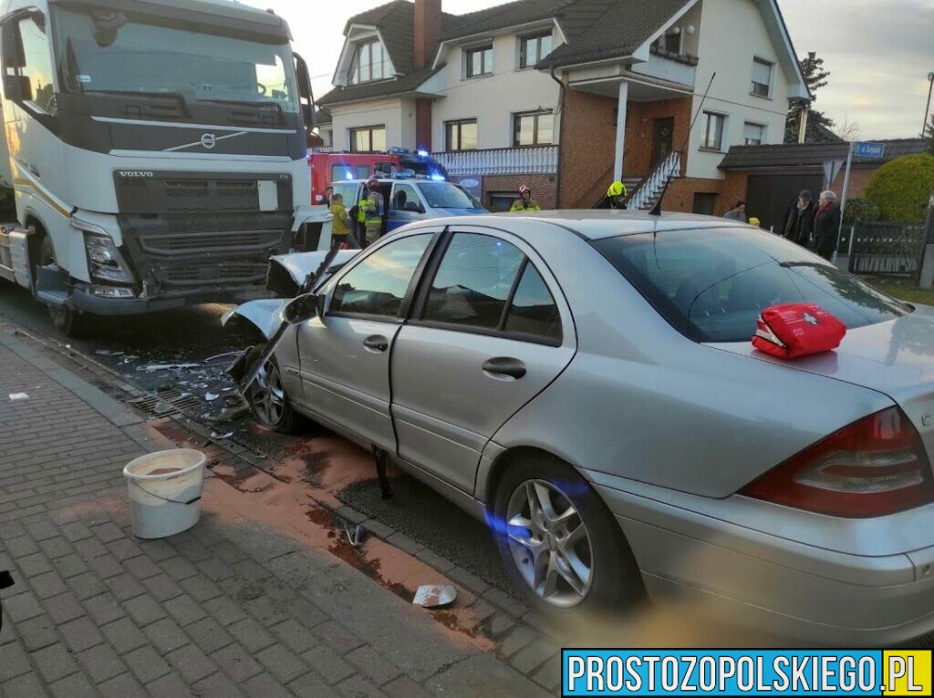 Czołowe zderzenie ciężarowego Volvo z Mercedesem w Dobrzeniu Wielkim.Jedna osoba została poszkodowana.