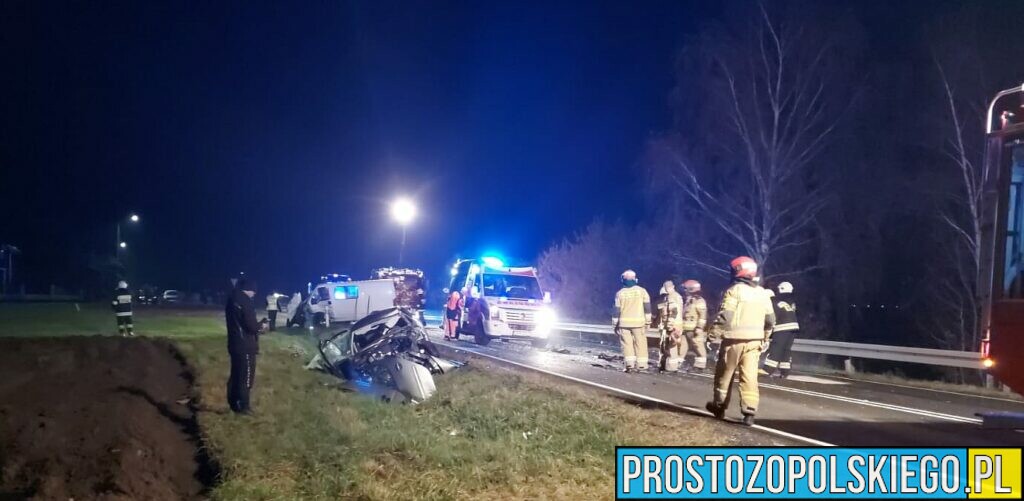 Wypadek w Żywocicach w powiecie Krapkowickim. Zderzenie dwóch osobówek i busa.