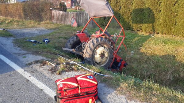 Wypadek ciągnika rolniczego w miejscowości Jarnołtówek. Na miejscu lądował LPR.