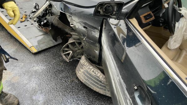 Kierujący BMW stracił panowanie nad pojazdem i uderzył w barierki na autostradzie A4.