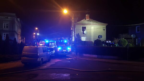 Pożar mieszkania w budynku wielorodzinnym w Nysie. Jedna osoba została poszkodowana.