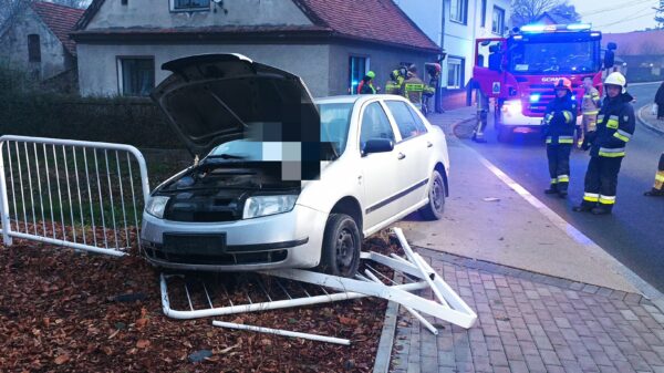 Wypadek w Leśnicy. Kierująca autem potrąciła mężczyznę i zawisła na mostku.