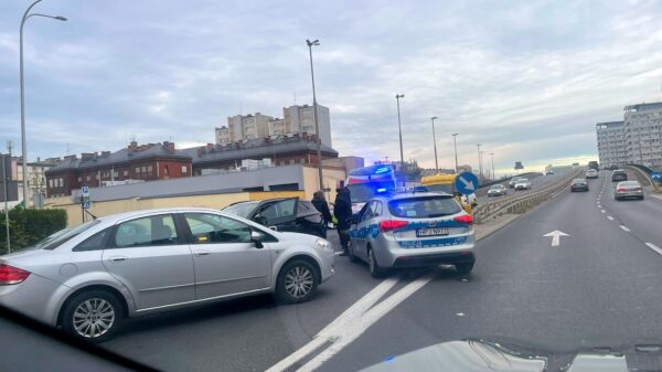 Zderzenie dwóch osobówek na ul.Nysy Łużyckiej w Opolu koło ABW.