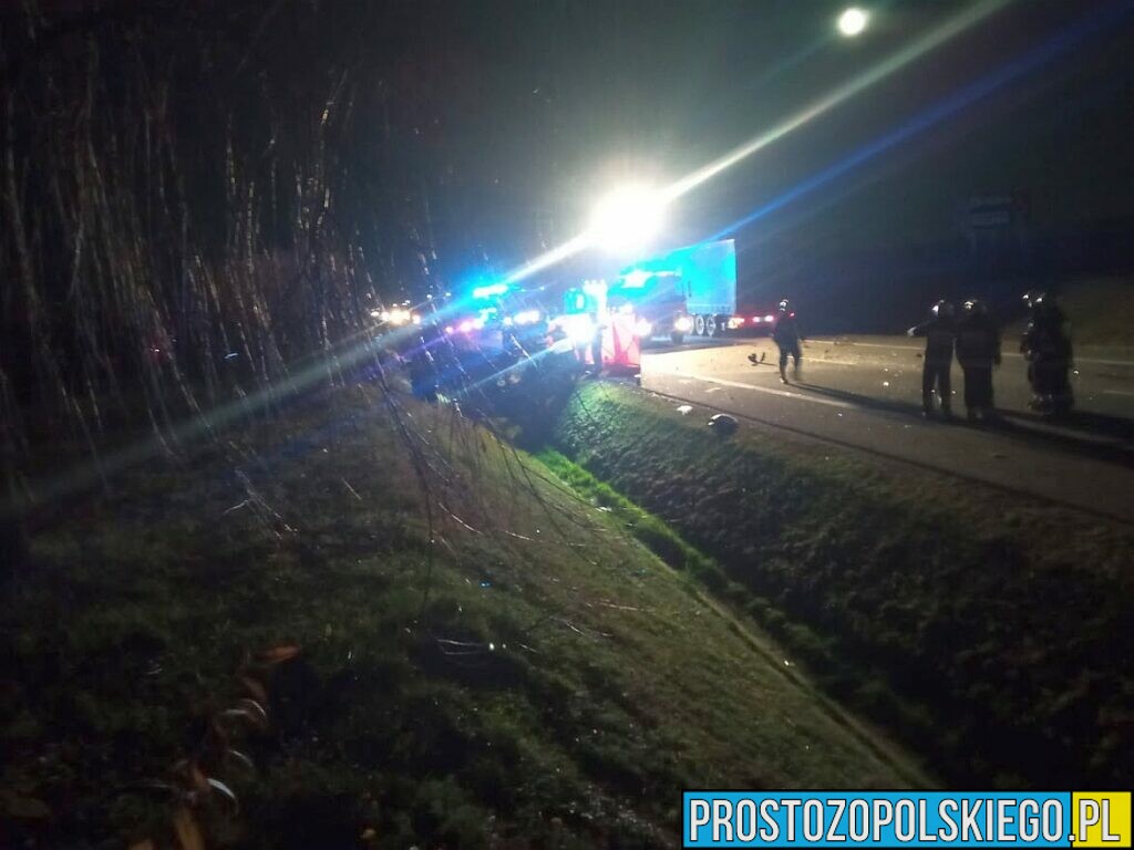 Wypadek śmiertelny na DK46 na obwodnicy Dobrodzienia. Osobówka wjechała w kombajn. Jedna osoba nie żyje.(Zdjęcia)