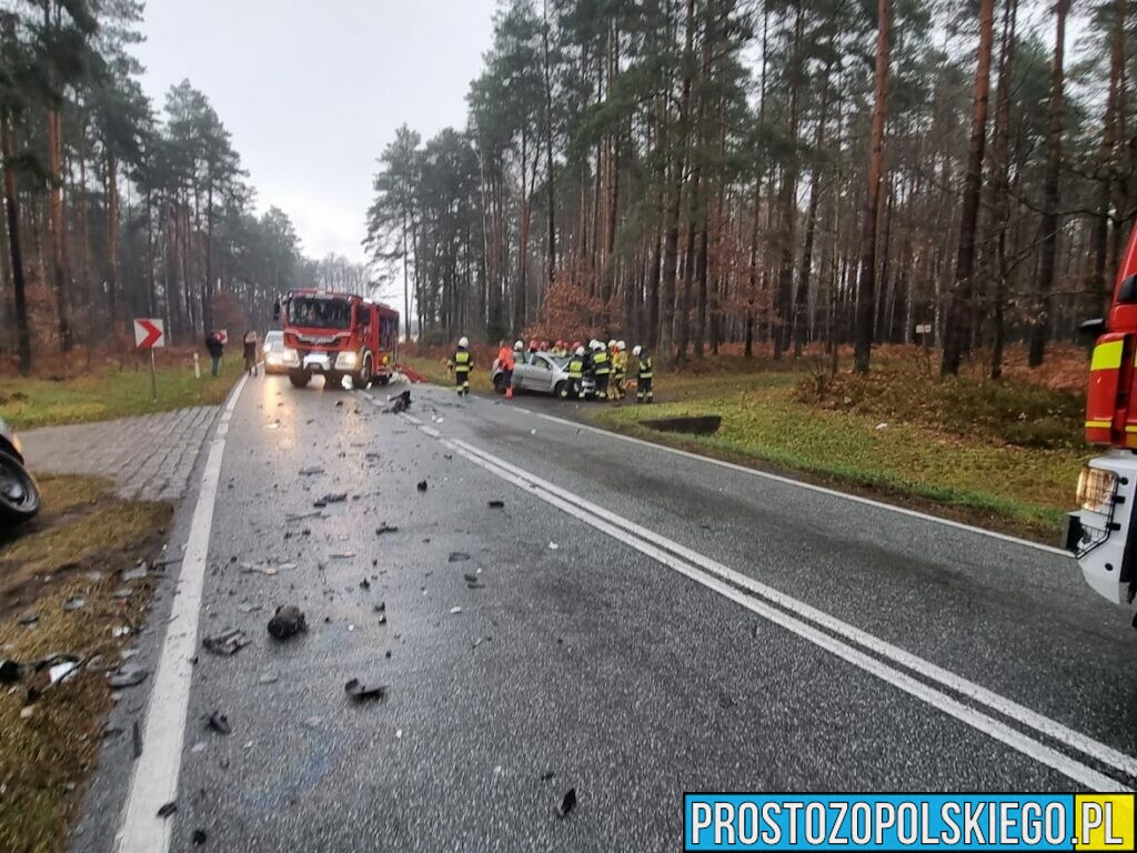 Wypadek w miejscowości Trzebiszyn. Zderzenie dwóch AUDI. Są osoby poszkodowane.