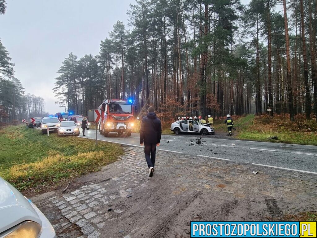 Wypadek w miejscowości Trzebiszyn. Zderzenie dwóch AUDI. Są osoby poszkodowane.