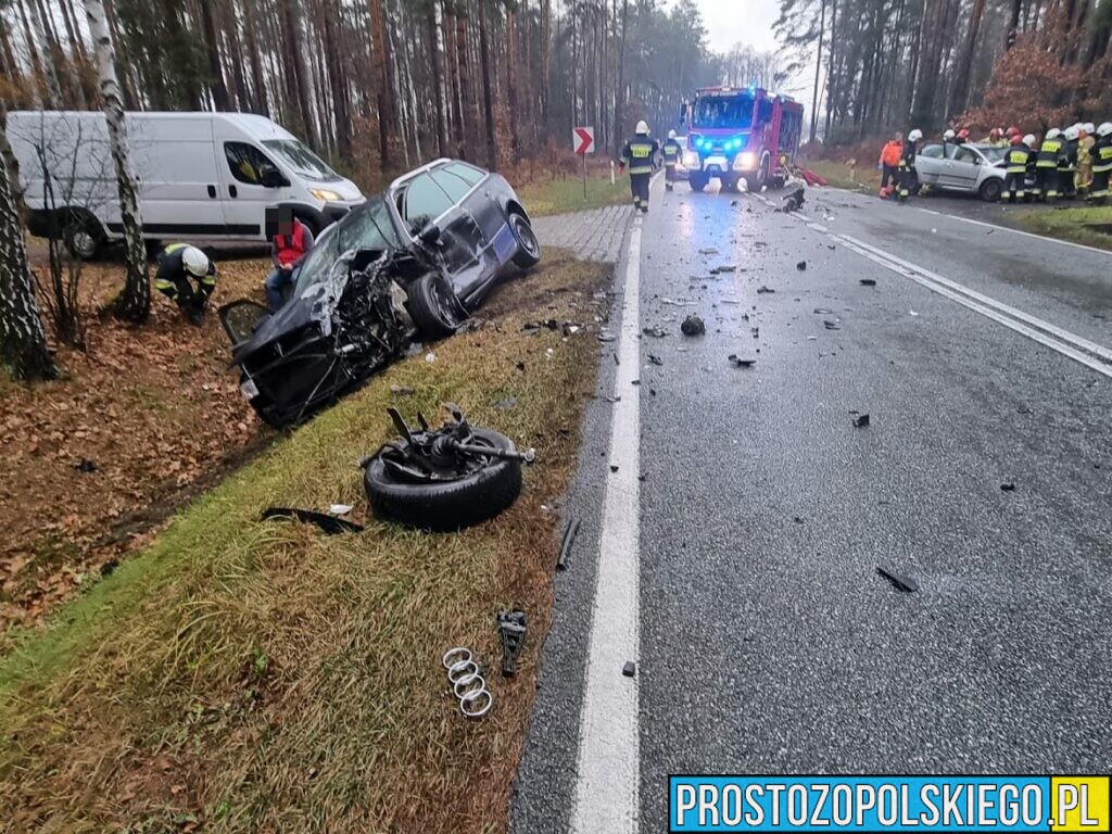 Wypadek w miejscowości Trzebiszyn. Zderzenie dwóch AUDI. Są osoby poszkodowane.