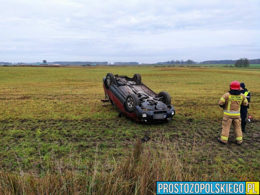 Dachowanie SUBARU między Grodziskiem a Kadłubem w powiecie Strzeleckim. Dwie osoby zabrane do szpitala.(Zdjęcia)