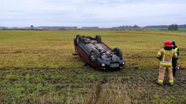 Dachowanie SUBARU między Grodziskiem a Kadłubem w powiecie Strzeleckim. Dwie osoby zabrane do szpitala.(Zdjęcia)