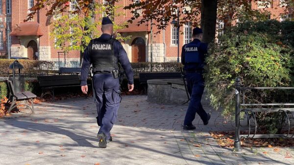 Policjanci zatrzymali 38-latka za rozbój na terenie miasta Prudnika. Mężczyzna miał napaść na 76-latka.