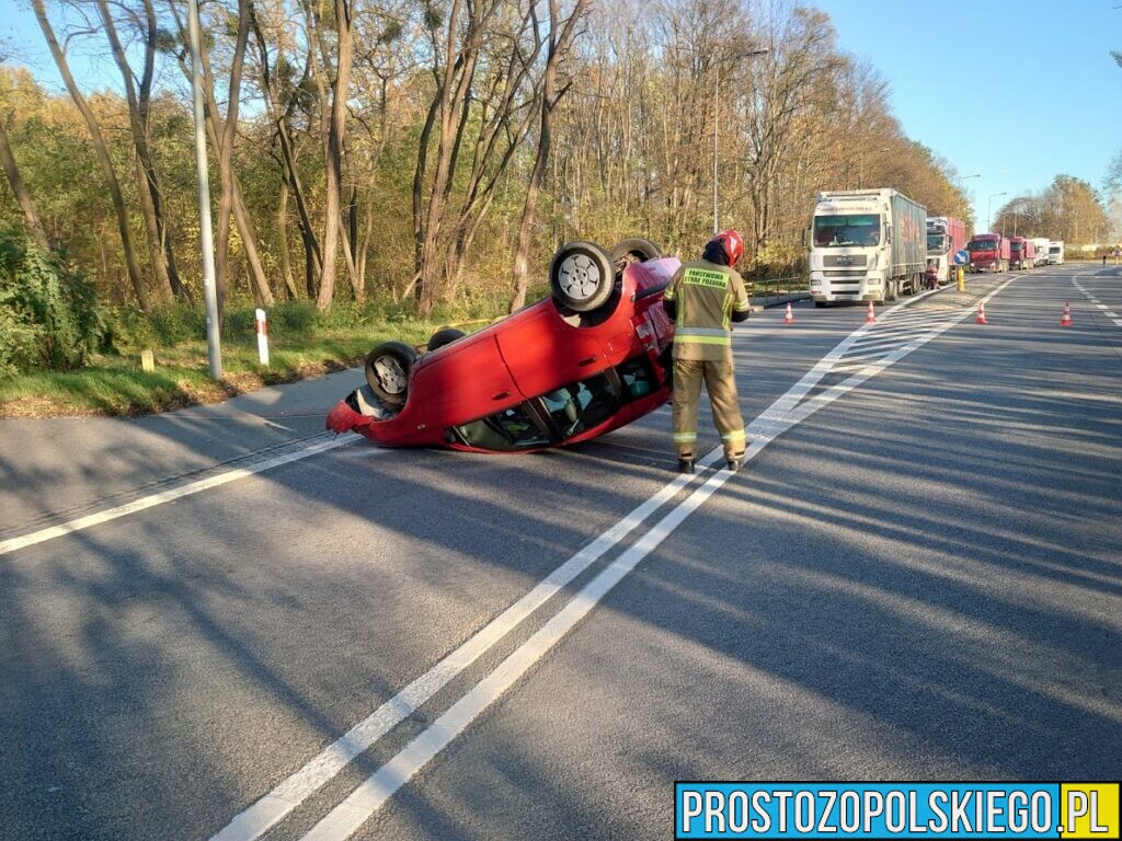 Dachowanie auta w Strzelcach Opolskich na ul.Toszeckiej.